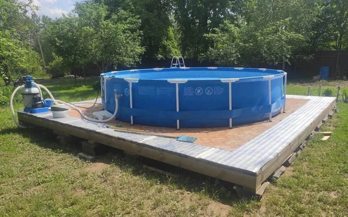 Каркасный бассейн зимой